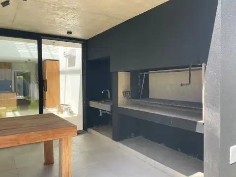 Casa 6 ambientes con 5 baños