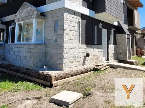 Casa duplex en venta - 2 dormitorios 1 baño - en construcción - 55mts2 - Junin De Los Andes