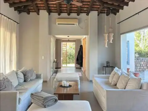 Casa en Alquiler con 2 cocheras