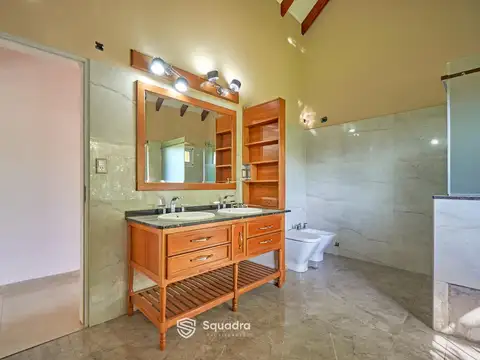 Casa en Alquiler con 2 cocheras