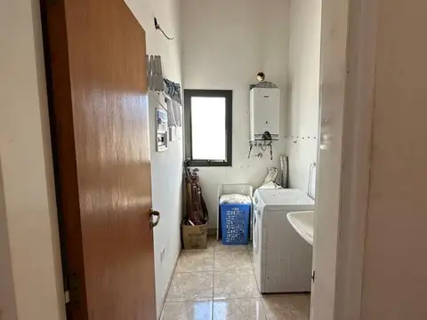 Casa 6 ambientes con 2 baños