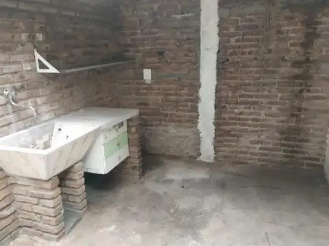 Casa en alquiler - 4 Dormitorios 1 Baño - Florencio Varela
