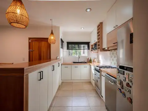 CASA DE 3 AMB EN BOSQUE PERALTA RAMOS CON PILETA