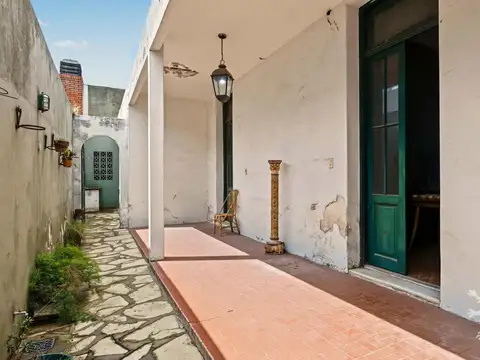 CASA A REFACCIONAR - VENTA - 7 AMBIENTES - PATIO - BELGRANO R