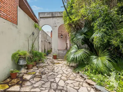 Casa 7 ambientes con 2 baños