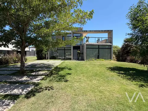 Casa contemporanea con 3 dormitorios. Arenas del Sur.