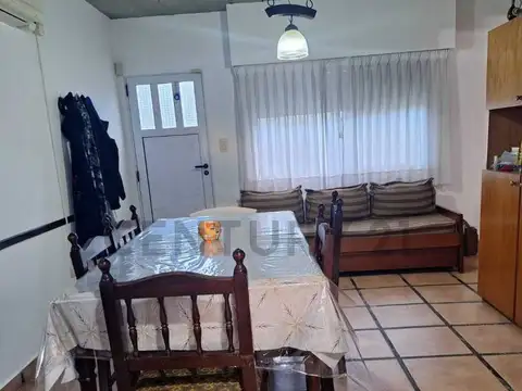 470 entre 7 bis y 8, City Bell. Casa de 2 dormitorios en venta