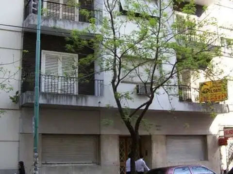 2 Ambientes amplios luminoso 45m2, baño reciclado, bajas expensas a mts. Av. Corrientesy A.Gallardo