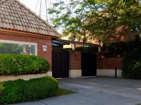 Venta de Triplex de 4 ambientes con doble Cochera