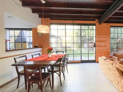 Ezpeleta 10, entre Av. Santa Fe y Tres Sargentos