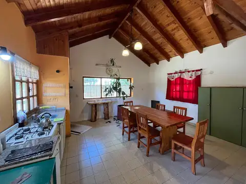 Cómoda casa de tres ambientes, con entrada pasante de auto y amplio jardín libre.