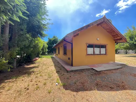 Cómoda casa de tres ambientes, con entrada pasante de auto y amplio jardín libre.