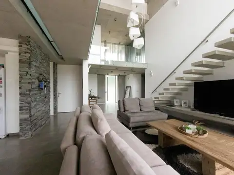 Casa en Venta con 3 cocheras