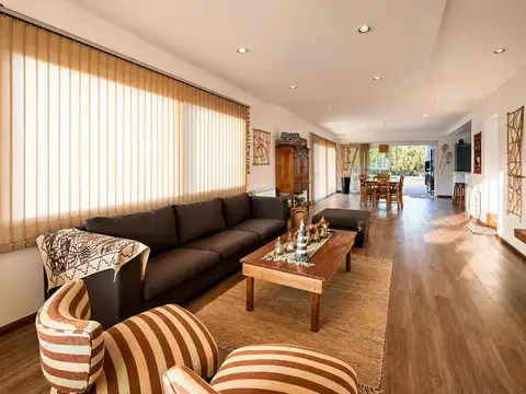 Casa en Venta con 2 cocheras