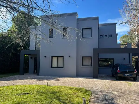 Casa 4 ambientes con 5 baños