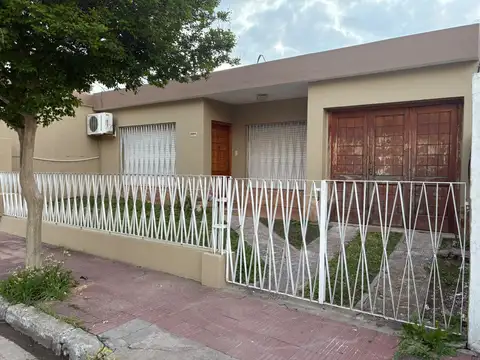 CASA DOS DORMITORIOS COCHERA Y PATIO EN CORONDA