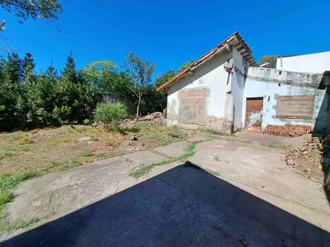CASA EN VENTA A REFACCIONAR MORENO CENTRO