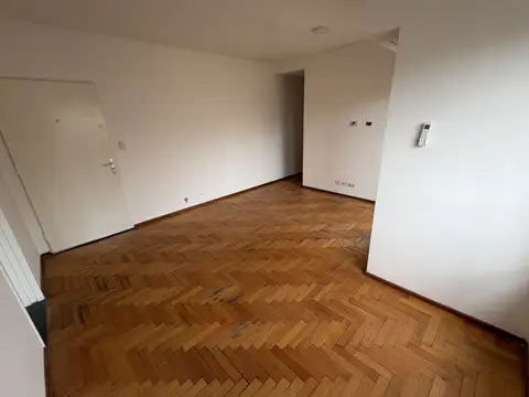 DEPARTAMENTO DE 3 AMBIENTES CON BALCON Y COCHERA FIJA CUBIERTA. BAJAS EXPENSAS. EXCELENTE UBICACION