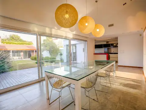 Casa 7 ambientes con 2 baños