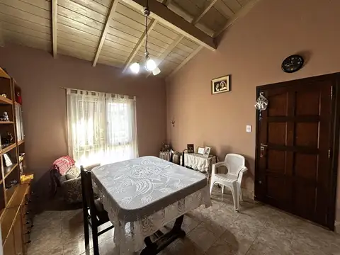 Casa 8 ambientes con 2 baños
