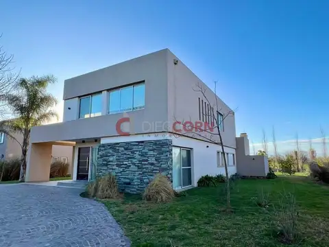 Casa 4 ambientes con 4 baños