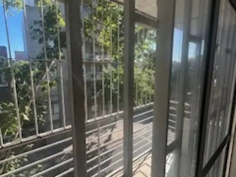 ALQUILO. ITUZAINGO 386. MONOAMBIENTE .EXTERNO CON BALCON.