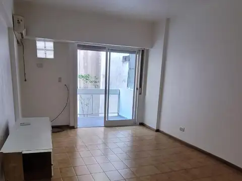 Monoambiente con balcón, Av. Corrientes y Montevideo