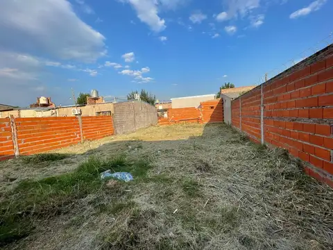 Se vende terreno con construcción a terminar