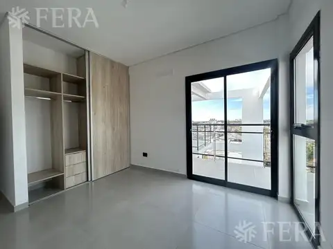 Venta departamento 3 ambientes con balcón, baulera y espacio guardacoche en Bernal Este