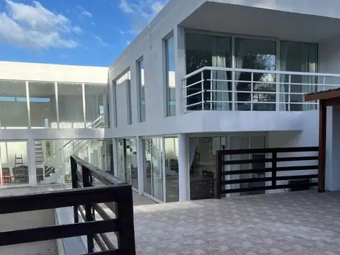 Casa en Alquiler con 1 cochera