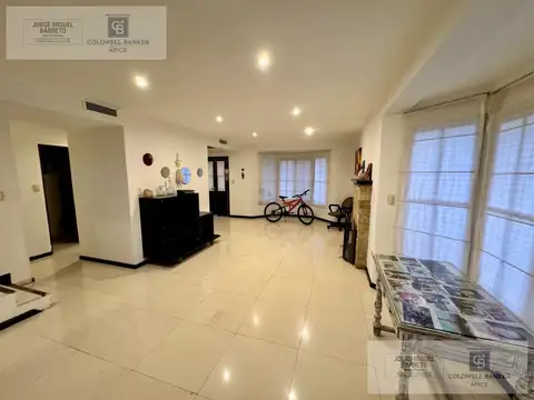 Casa 6 ambientes con 2 baños