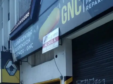 LOCAL 9,52  x 28,00.- con oficinas- ENTRE P.LUCENA y CASTELLI.-