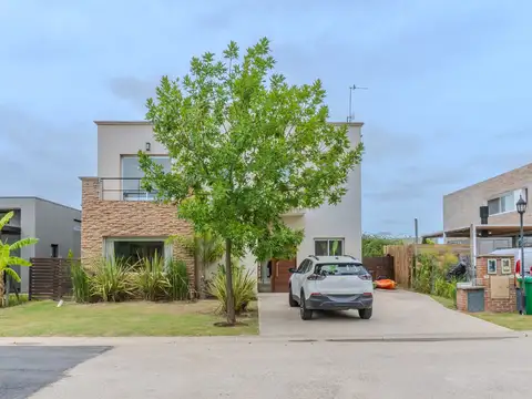 Casa 4 ambientes con 3 baños