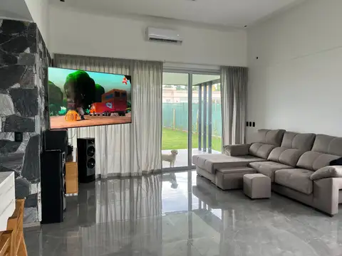 Casa 6 ambientes con 4 baños