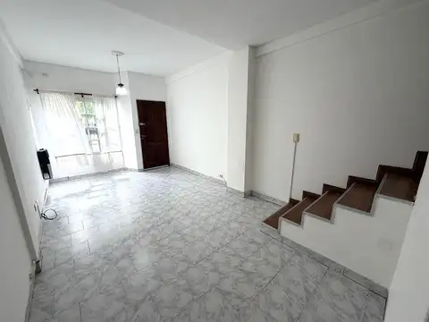 Depto Tipo Casa en Alquiler con 1 cocheras