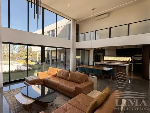 Casa en Venta con 2 cocheras