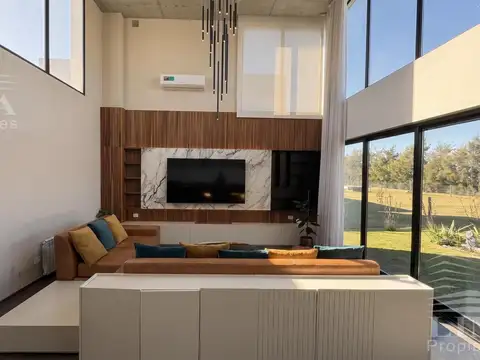 Casa 8 ambientes con 4 baños