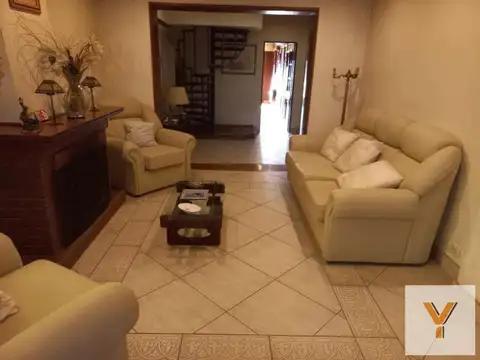 Casa 7 ambientes con 2 baños