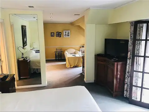 Gran Casa con 6 dormitorios + dependencia + quincho