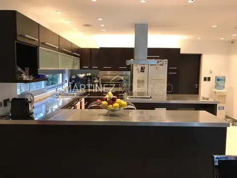 Casa 6 ambientes con 5 baños