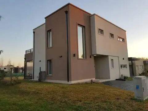 Excelente casa en Barrio Cerrado