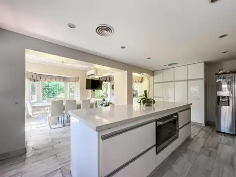 Casa en Venta con 6 cocheras