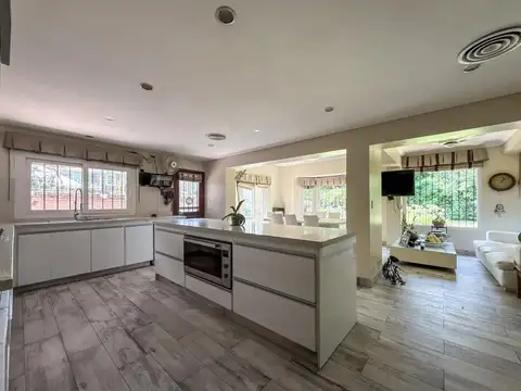 Casa 9 ambientes con 5 baños