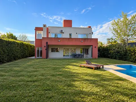 VENTA CASA 5 AMB. c/pileta Lote interno de 600Mts!