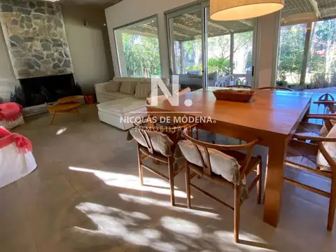 Casa 5 ambientes con 4 baños