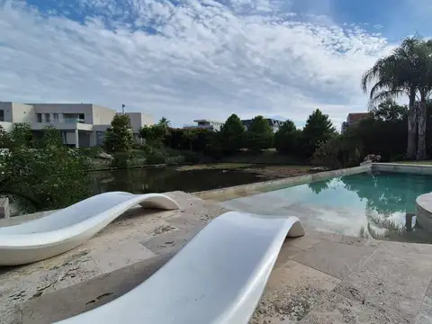 Casa 9 ambientes con 5 baños