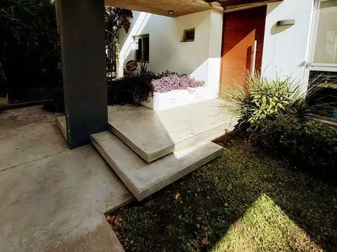 Casa 9 ambientes con 5 baños