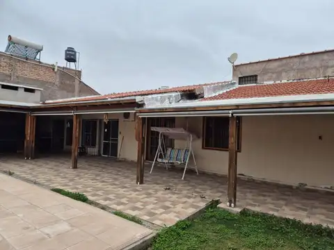 Casa 5 ambientes con 2 baños