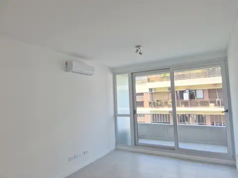 Departamento en alquiler al frente en Belgrano. Excelente ubicación.