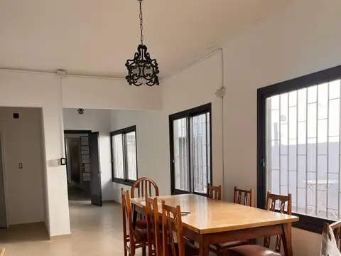 Casa 4 ambientes con 2 baños
